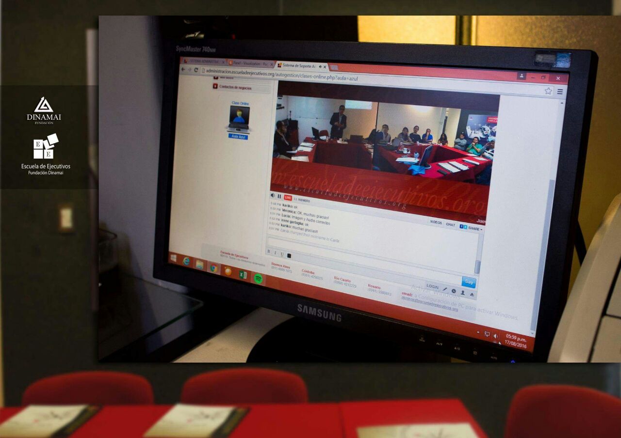 Una clase, siguiéndose en vivo desde la pantalla.