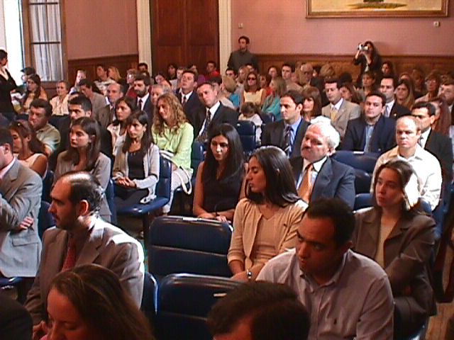 Los alumnos de la primera edición, en el acto de 1999.