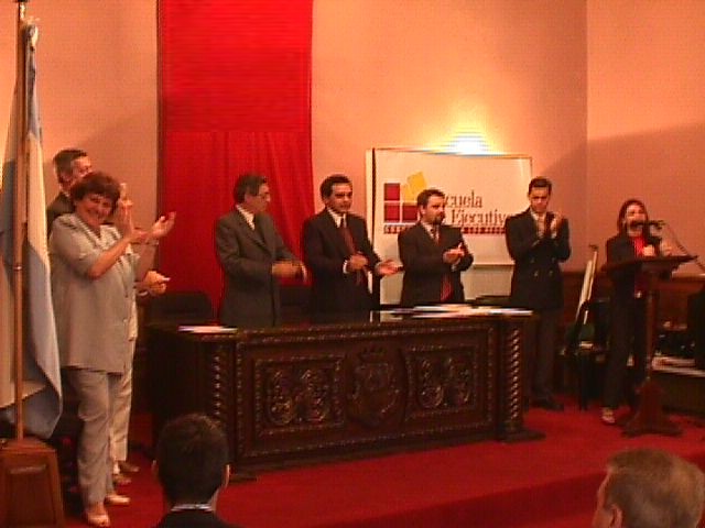 El cuerpo académico aplaudiendo a los primeros alumnos.