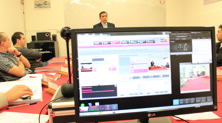 Transmisión en vivo de una clase, consola de streaming en primer plano.