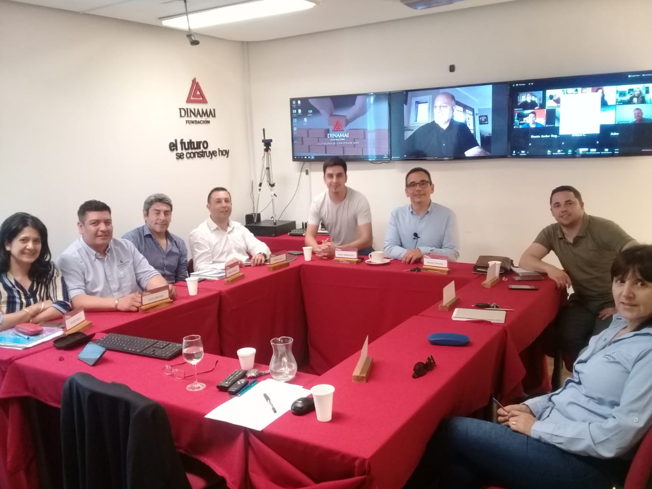 Una reunión grupal, con pantallas de videollamada.