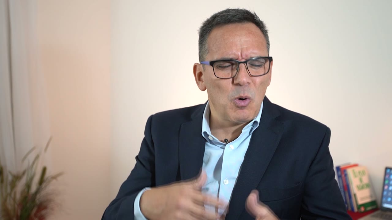 Ignacio presenta el Diplomado en una clase grabada.