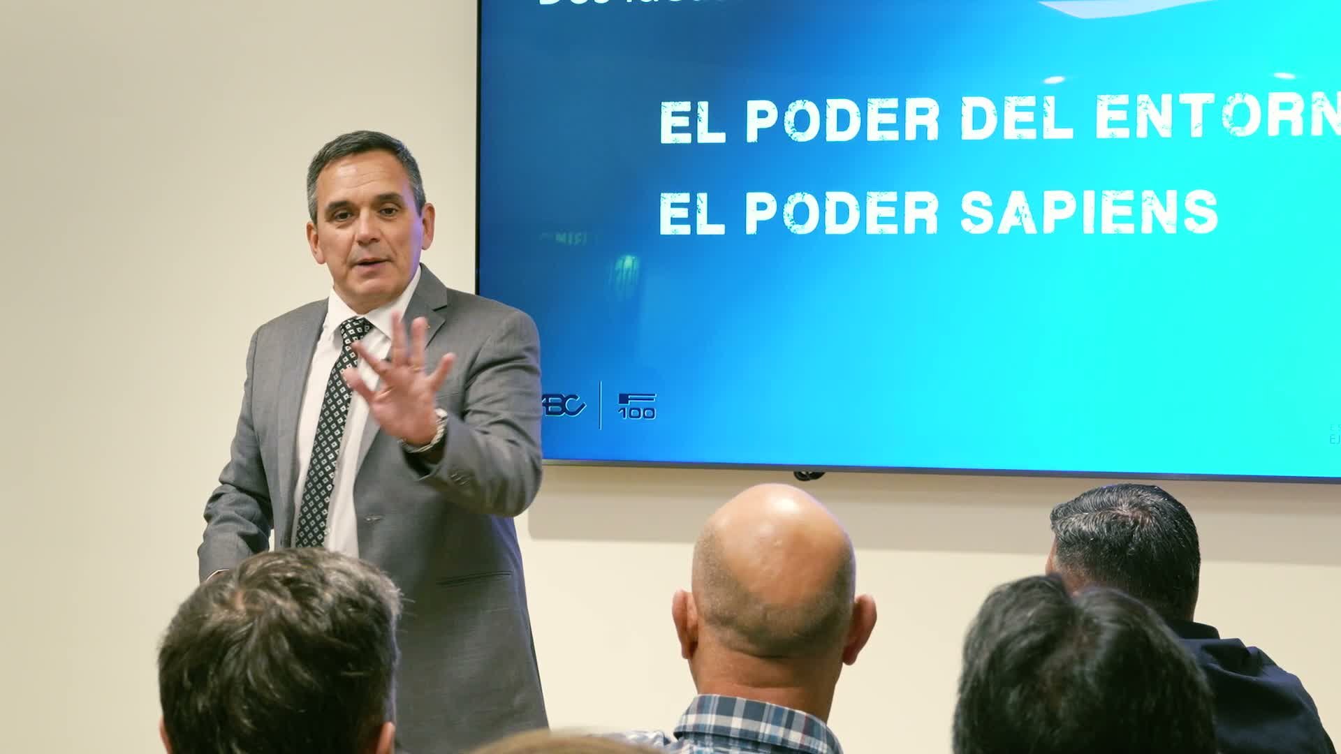Ignacio Moyano Camihort explica frente a un grupo de vendedores durante una conferencia.