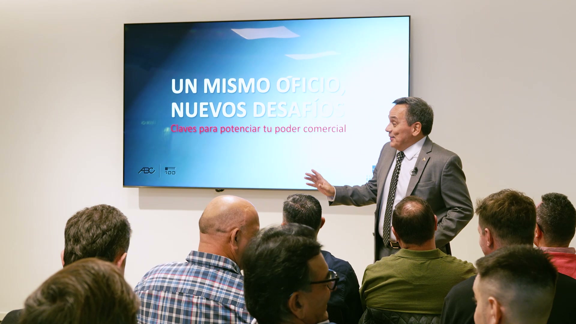 Ignacio Moyano Camihort explicando frente a un grupo durante una capacitación presencial.